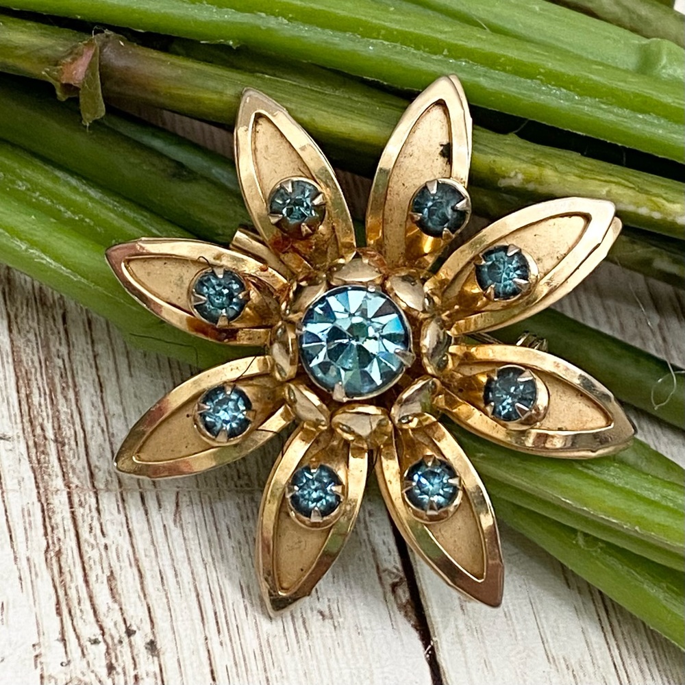 Vintage Unsigned Gold-tone 3D Flower Aquamarine Birthstone Brooch